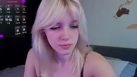 EdlaHewell webcam stripchat model stream image
