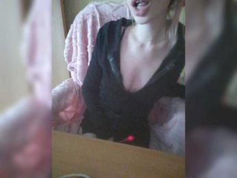 Elza_kom webcam model stream image