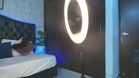 MaxxiCruzz webcam stripchat model stream image