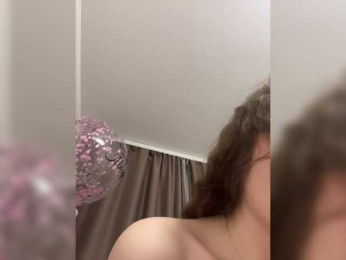 YourLadyyy webcam model stream image