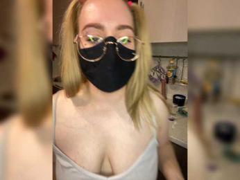 Donut-red webcam model stream image