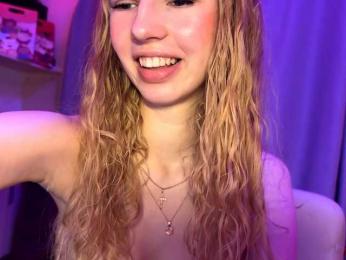 SweetyWhisper webcam model stream image