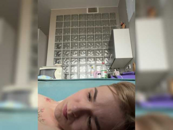 Kinesha webcam bongacams model stream image