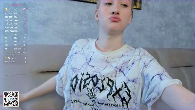 LoraCritchlow webcam model stream image