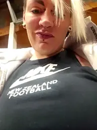 PinkTheHawk webcam model stream image