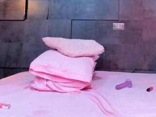 Caroline Joness webcam model stream image