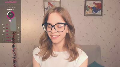 LynneCrust webcam model stream image