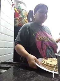 MOM-SUN-COUPLE webcam model stream image