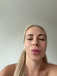 streetdoll webcam model stream image