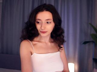 Diera Hewson webcam model stream image