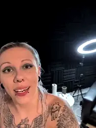 nora_the_strange webcam model stream image