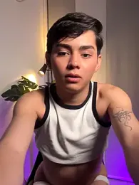 Maxi_little webcam stripchat model stream image