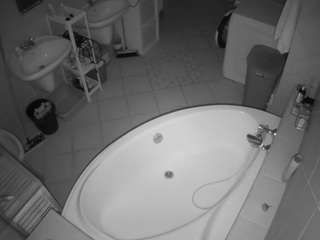 voyeurcam-julmodels-bath-1st-1 webcam model stream image