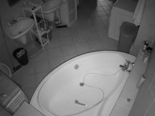 voyeurcam-julmodels-bath-1st-1 webcam model stream image