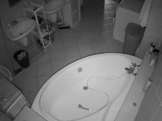 voyeurcam-julmodels-bath-1st-1 webcam model stream image