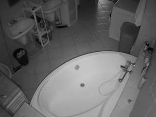 voyeurcam-julmodels-bath-1st-1 webcam model stream image