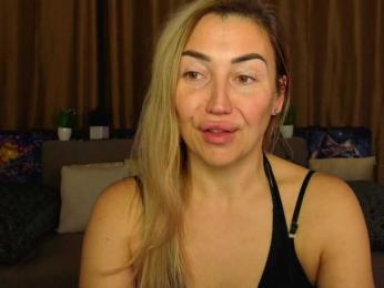 Jullyblondkiss webcam model stream image