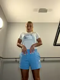 Strongqueen webcam model stream image