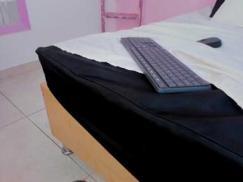 Luna-Clover webcam model stream image