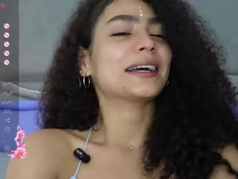 vicky_curly webcam model stream image