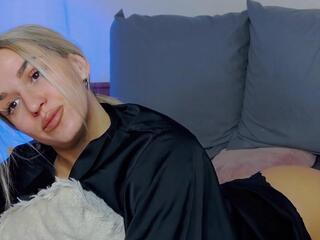 Kira Mae webcam model stream image