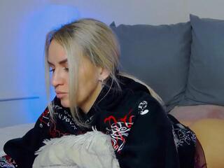 Kira Mae webcam model stream image