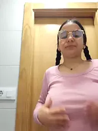 La_pe_que webcam stripchat model stream image