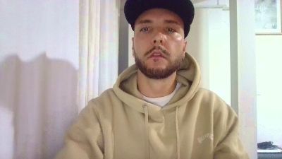 Surfer_30 webcam cam4 model stream image