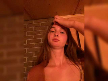 PeachGirl webcam model stream image