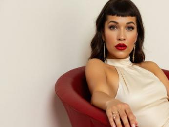 EvaTalks webcam model stream image