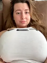 curvyflawless webcam model stream image