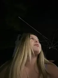 lunablossom_ webcam model stream image