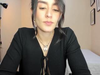 Louissa Bennett webcam model stream image