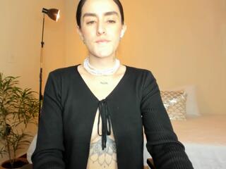 Louissa Bennett webcam model stream image