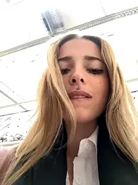 LoraaDoll webcam model stream image