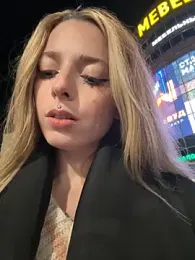 LoraaDoll webcam model stream image