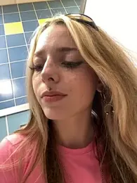LoraaDoll webcam model stream image