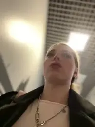 LoraaDoll webcam model stream image