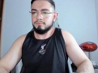 Luigi White webcam model stream image