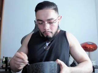 Luigi White webcam model stream image