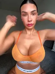 krissiswrld- webcam model stream image