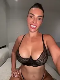 krissiswrld- webcam model stream image