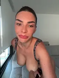 krissiswrld- webcam model stream image