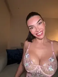 krissiswrld- webcam model stream image