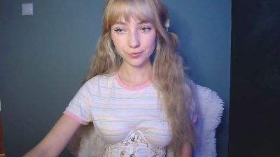LuciaAdorable webcam model stream image