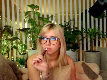 FlowwwerGirl webcam bongacams model stream image