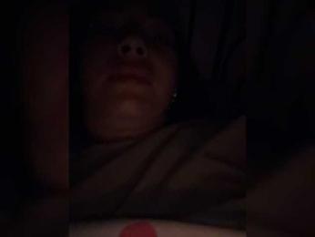 Guzy webcam model stream image