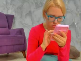 _miss_strawberry_ webcam model stream image