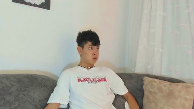 LoganTwink18 webcam model stream image