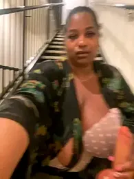 BigFineSelena webcam model stream image